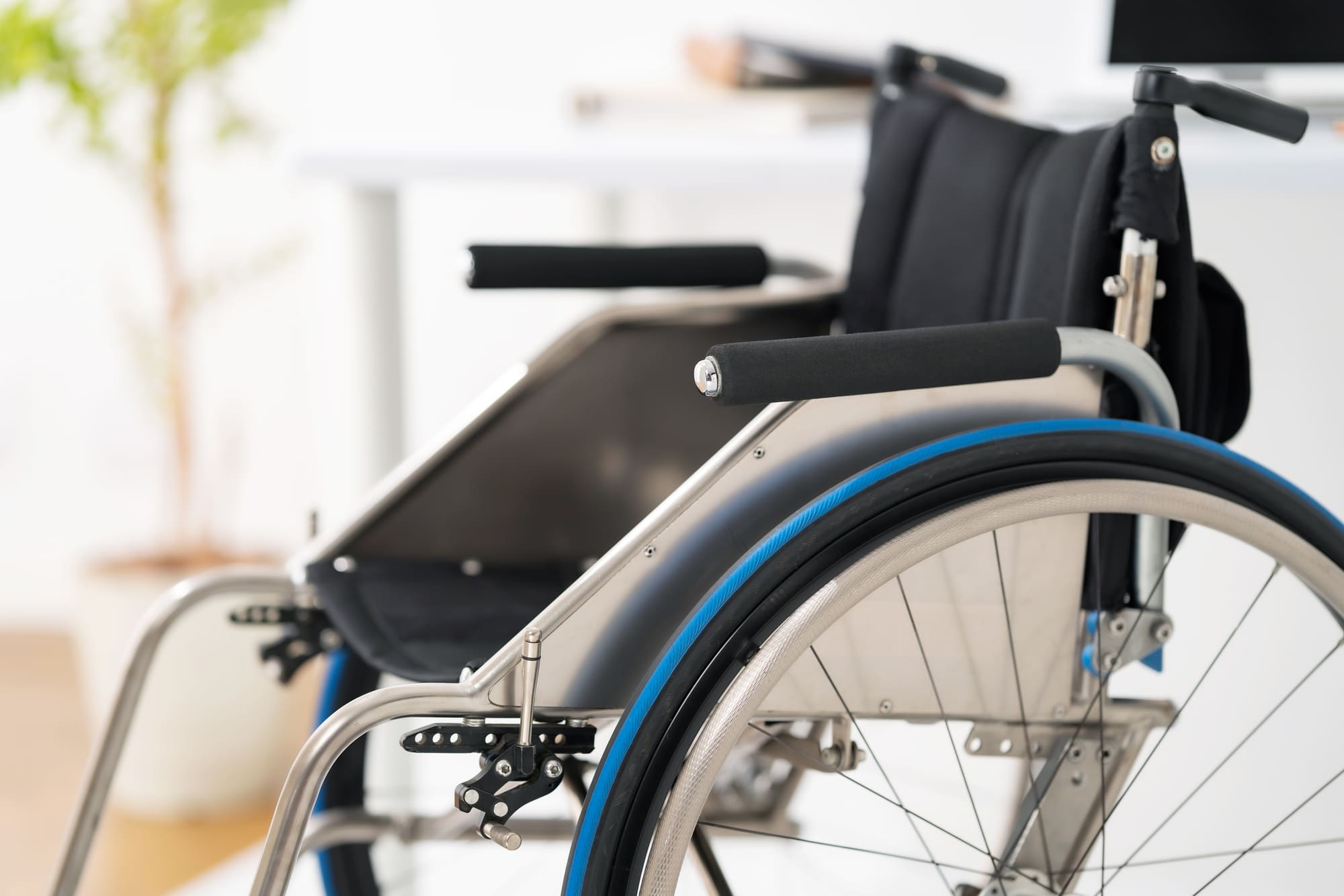 働くことができない、または収入が基準以下